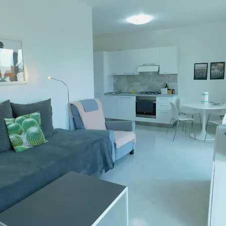 Casa Pellicano 1 Bed With Large Terrace & Sea View *