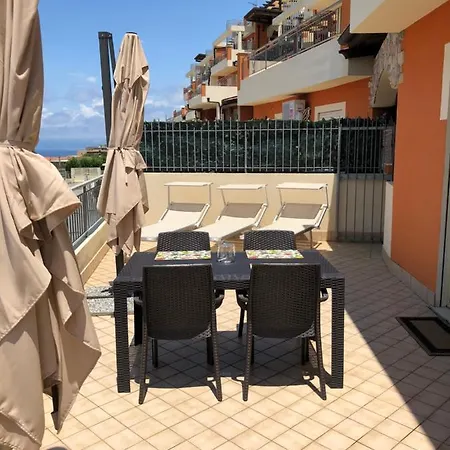 Casa Pellicano 1 Bed With Large Terrace & Sea View *